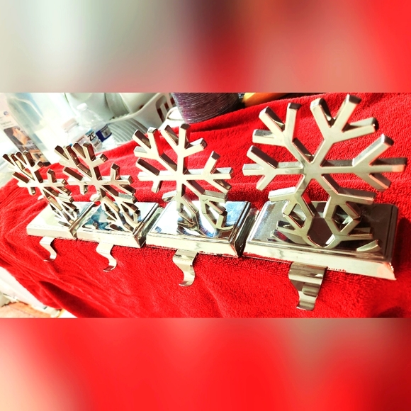 4 stocking holders. - Picture 2 of 4